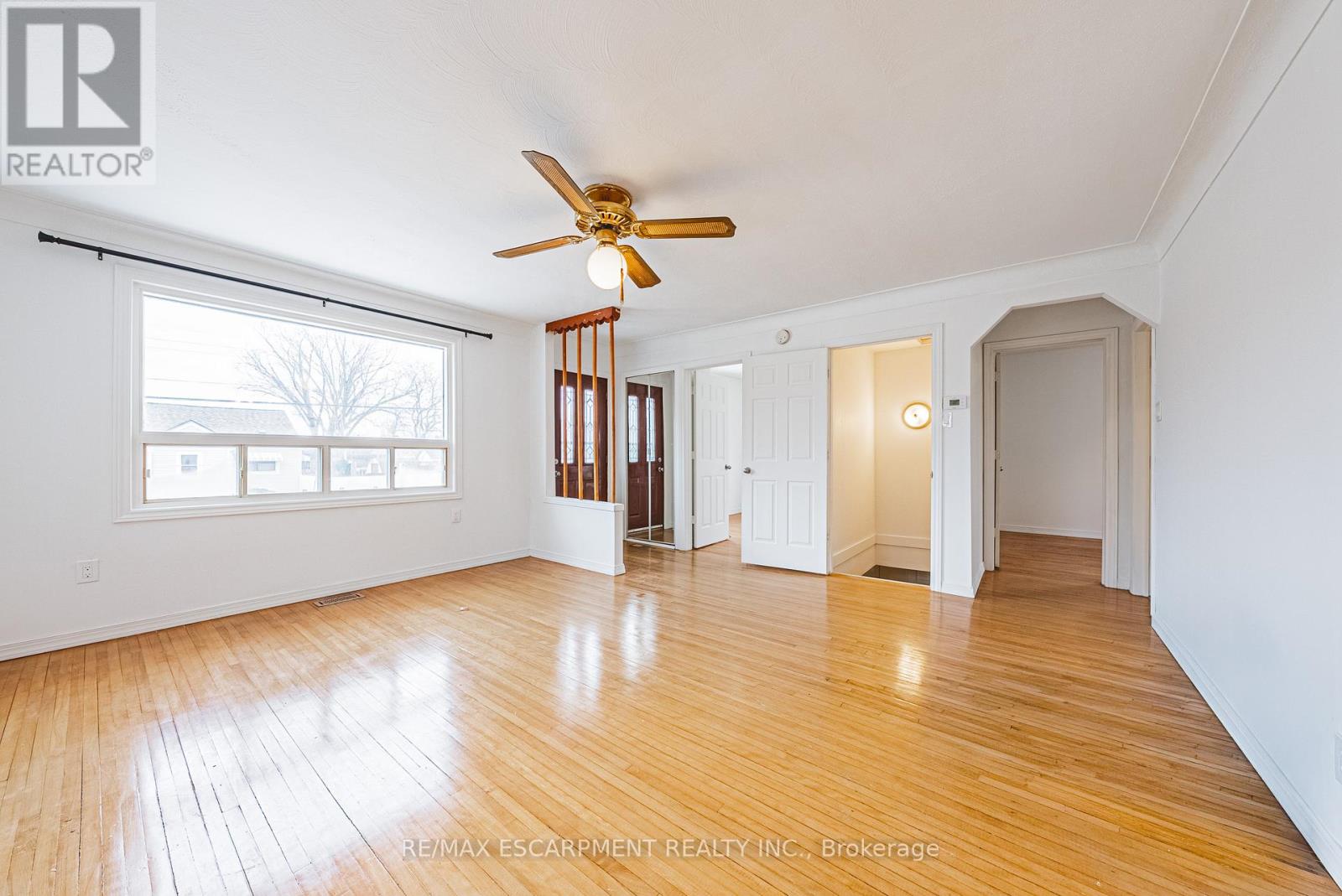 1124 Dunsmure Road, Hamilton (Normanhurst), Ontario  L8H 1K5 - Photo 9 - X12901298