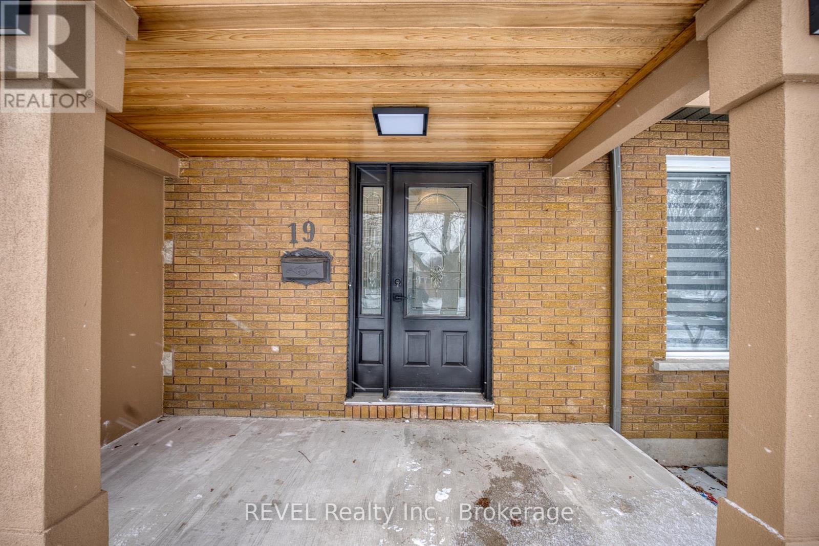 19 Claremount Circle N, Welland, Ontario  L3C 2P4 - Photo 4 - X12901304