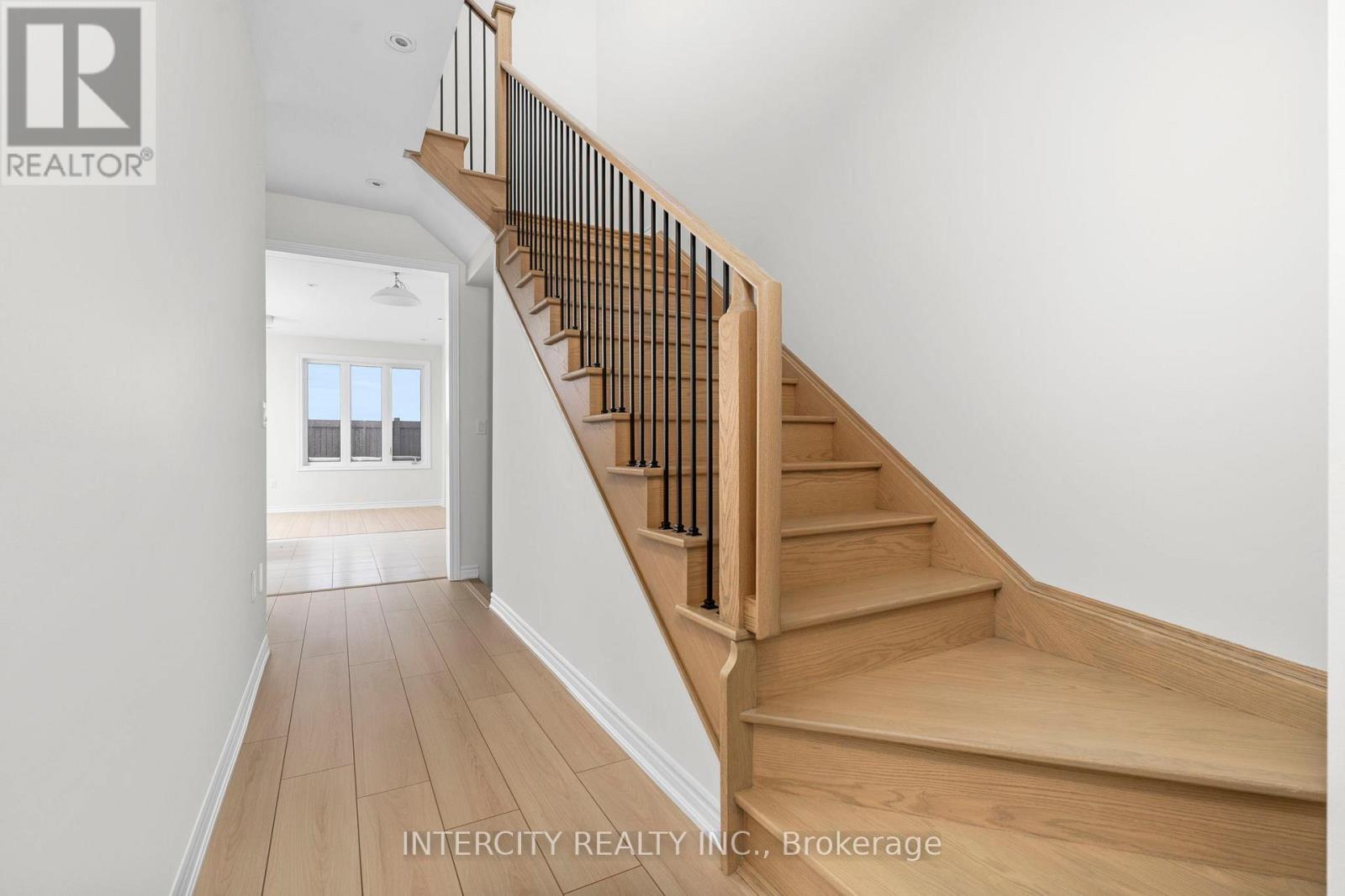 76 Tipp Drive, Richmond Hill, Ontario  L4E 1J3 - Photo 4 - N12901480