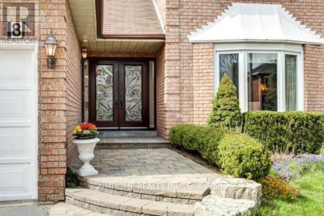 8 Cygnus Drive, Richmond Hill, Ontario  L4C 8P2 - Photo 2 - N12901484