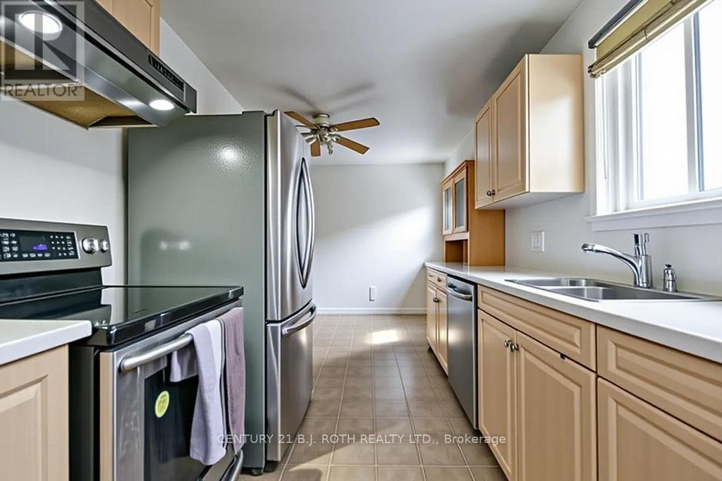 17 Burbank Place, Barrie, Ontario  L4M 2S8 - Photo 4 - S12888472