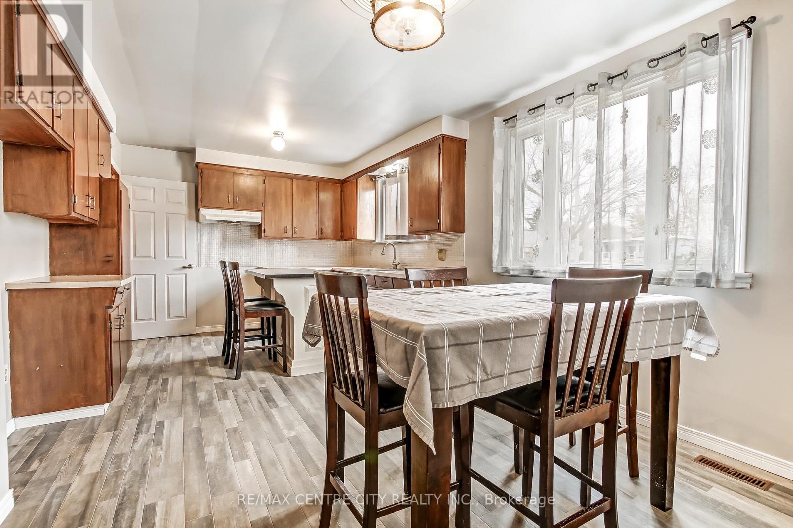 124 Fairview Avenue, St. Thomas, Ontario  N5R 4X6 - Photo 11 - X12901524