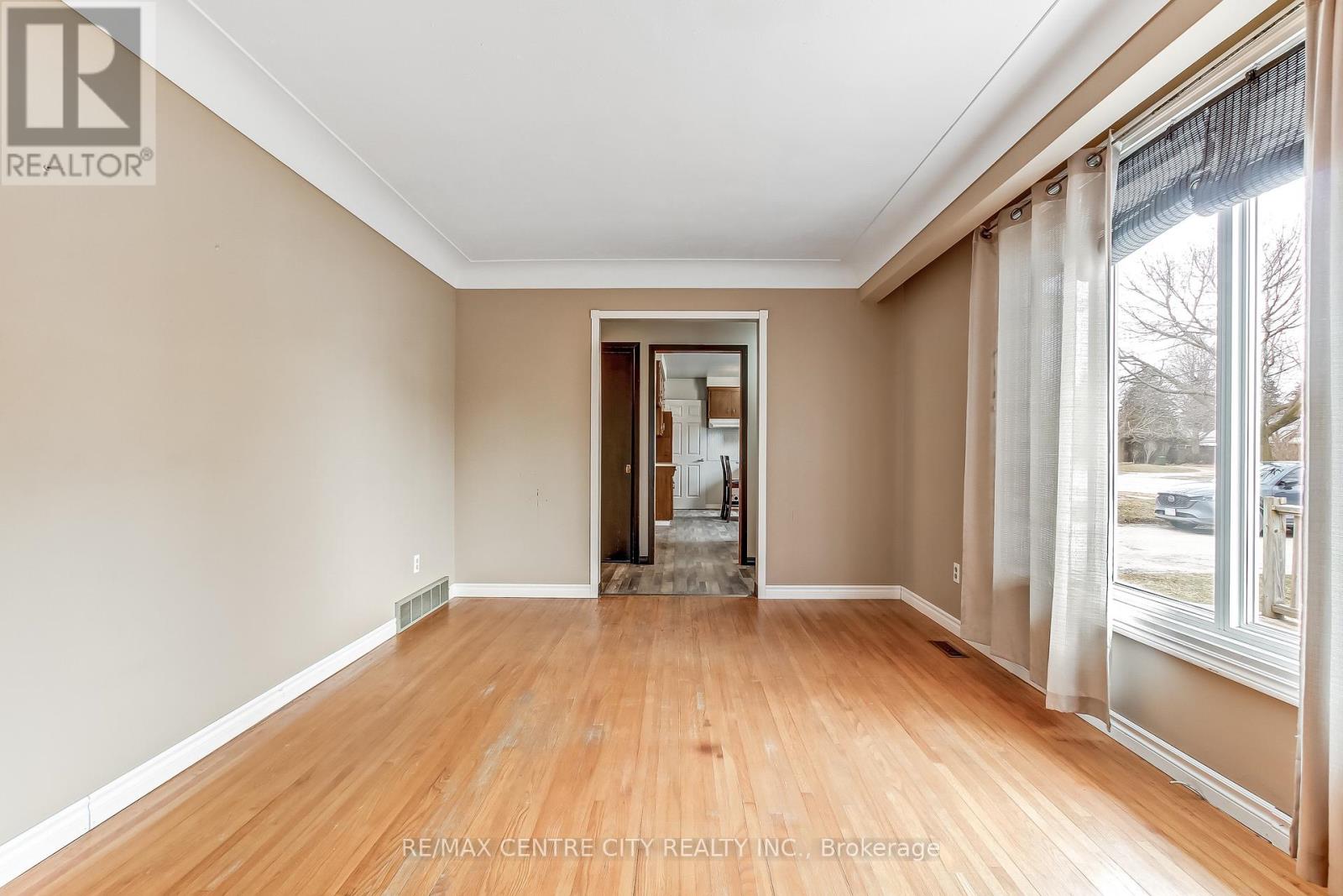 124 Fairview Avenue, St. Thomas, Ontario  N5R 4X6 - Photo 5 - X12901524