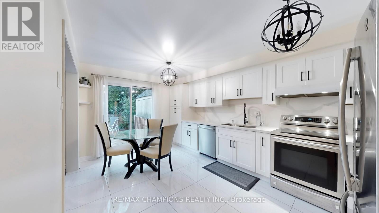 135 Ural Circle, Brampton, Ontario  L6R 1J6 - Photo 4 - W12901506