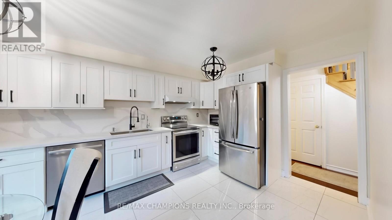 135 Ural Circle, Brampton, Ontario  L6R 1J6 - Photo 5 - W12901506