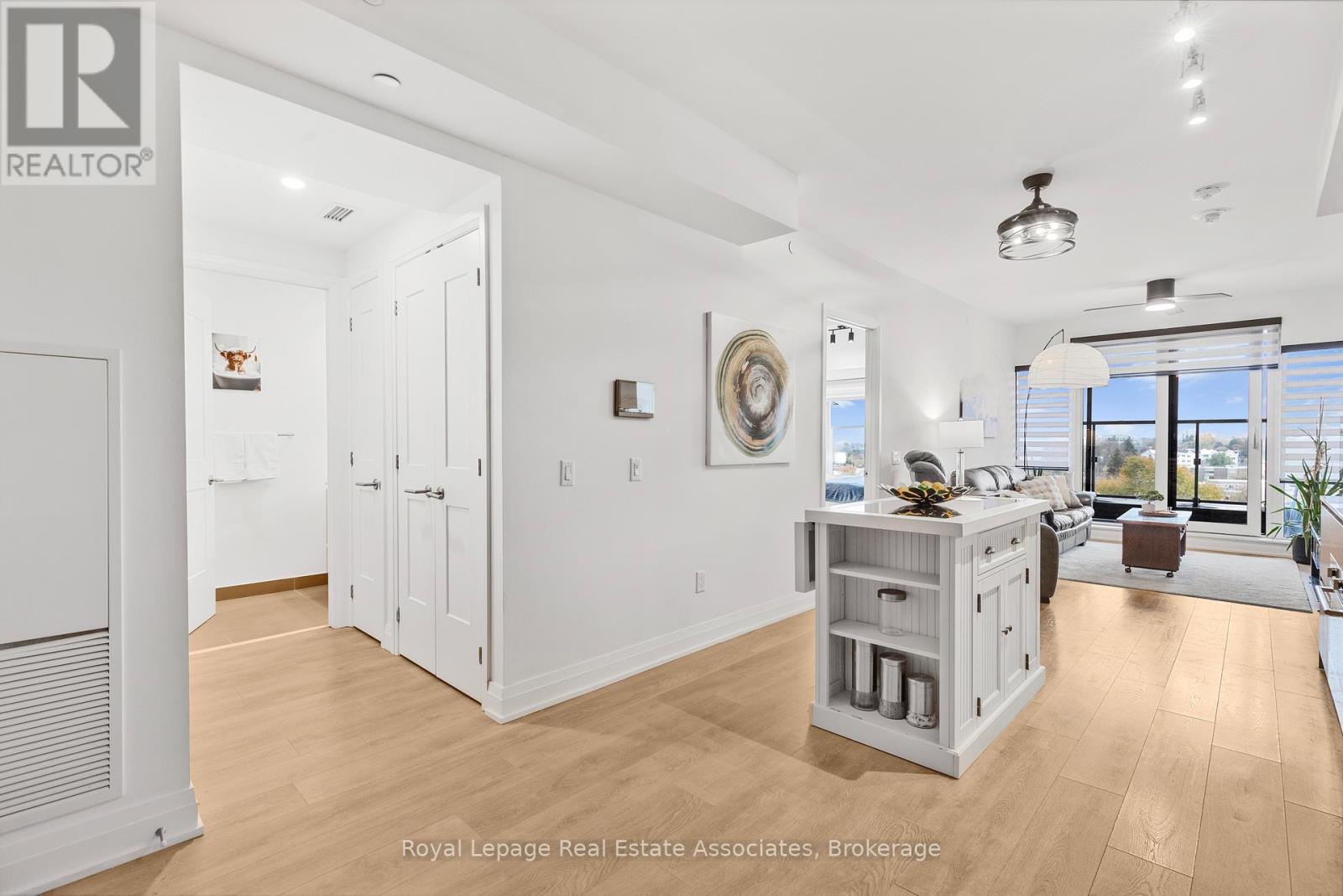 805 - 21 Park Street E, Mississauga, Ontario  L5G 0C2 - Photo 6 - W12778170