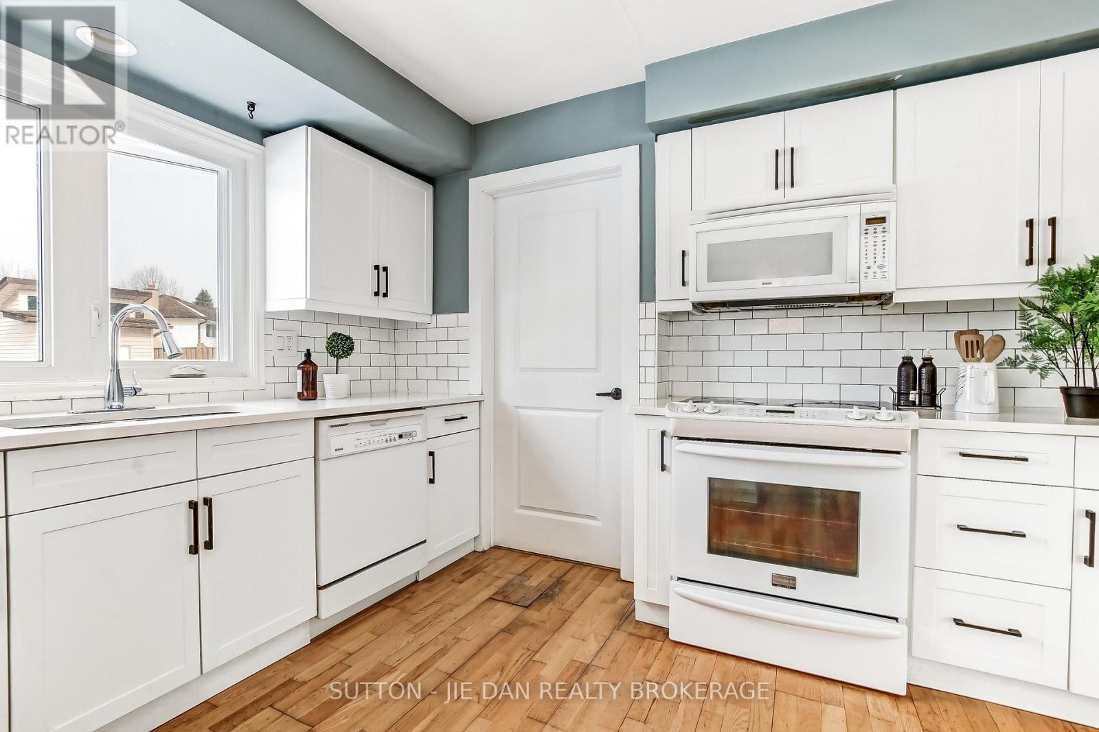 720 Grenfell Drive, London North, Ontario  N5X 2C5 - Photo 8 - X12901630