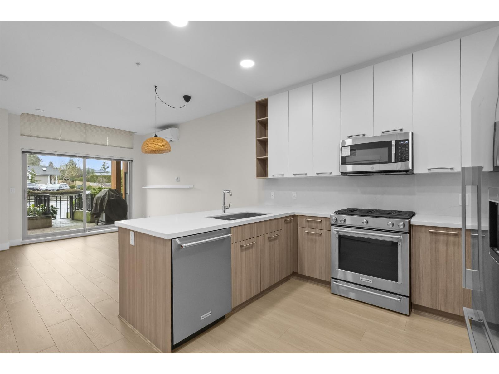 102 14022 North Bluff Road, White Rock, British Columbia V4B 3C3 - Photo 2 - R3099204