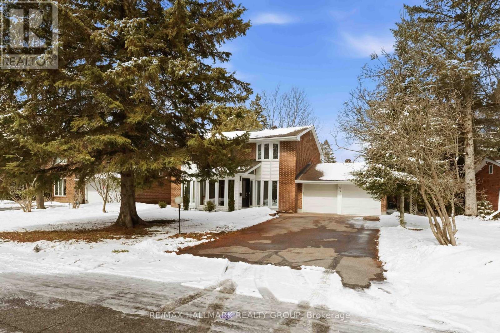 19 Kingsford Crescent, Ottawa, Ontario  K2K 1T5 - Photo 2 - X12901600