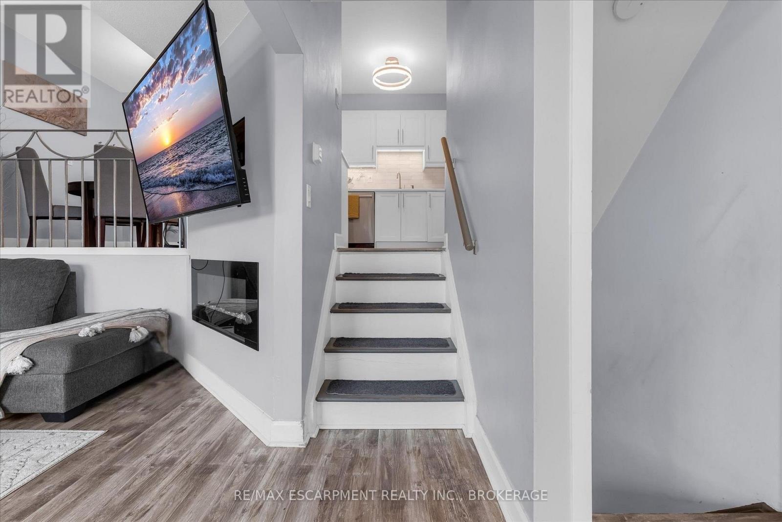 301 - 5 Viking Court, Grimsby, Ontario  L3M 3T8 - Photo 5 - X12901624