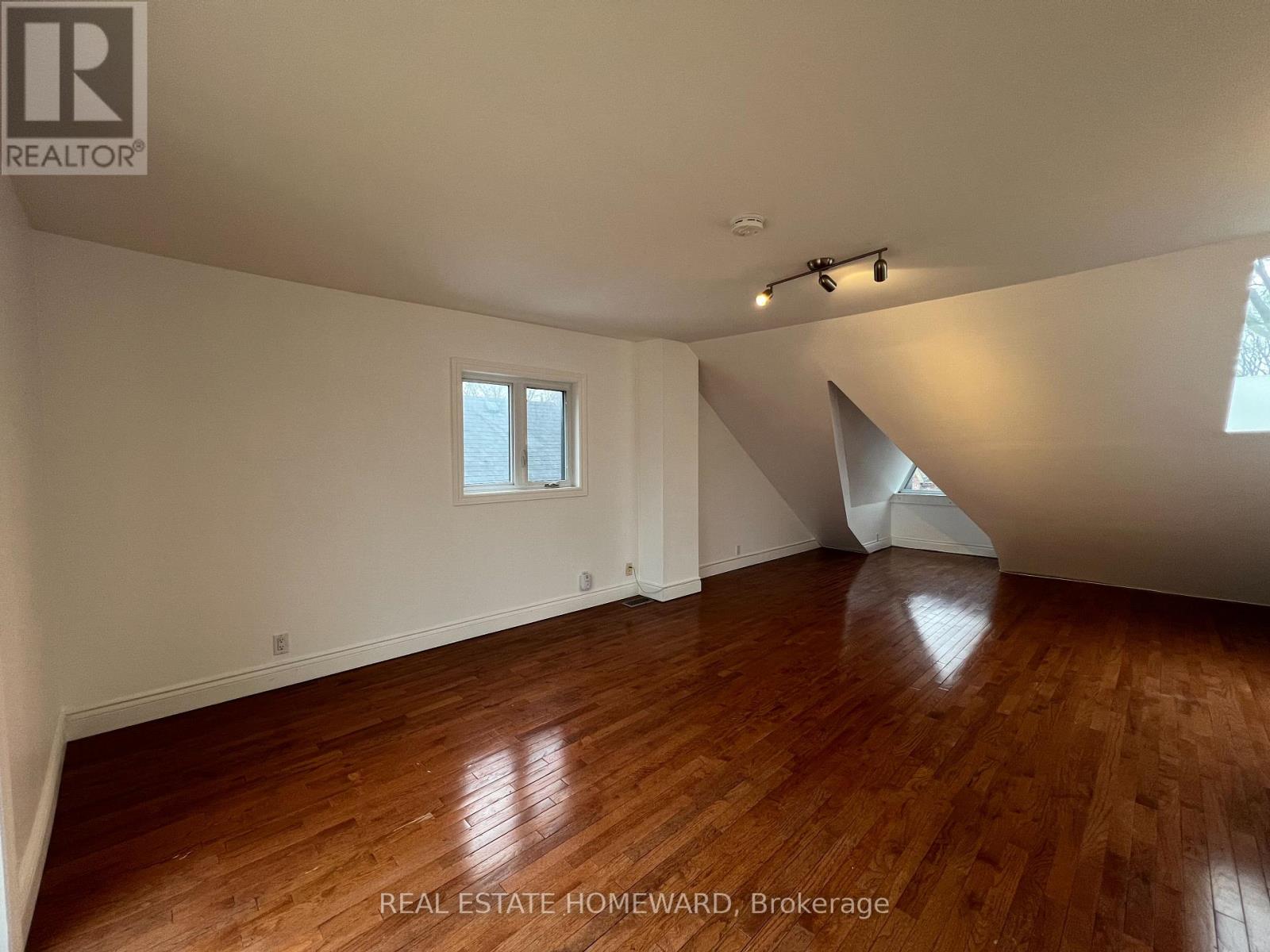 Upper - 220 Pape Avenue, Toronto, Ontario  M4M 2V8 - Photo 3 - E12901574
