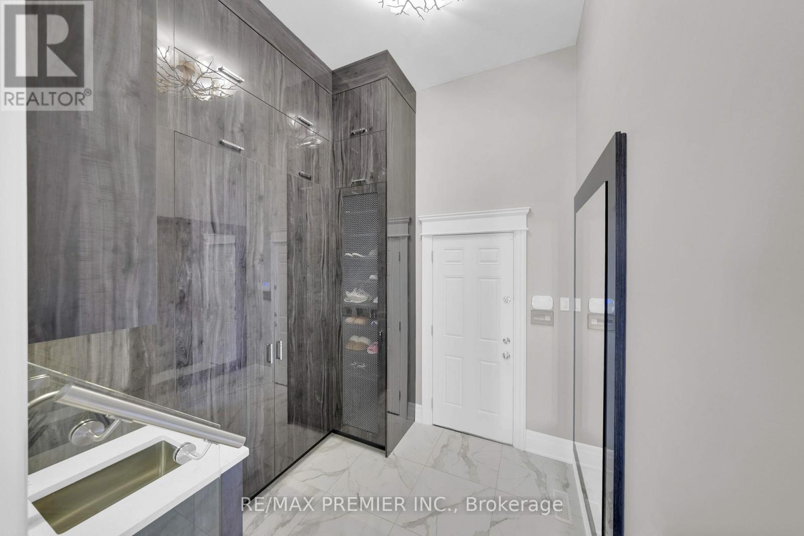 19 Petrolia Court, Richmond Hill, Ontario  L4C 0C2 - Photo 7 - N12901628