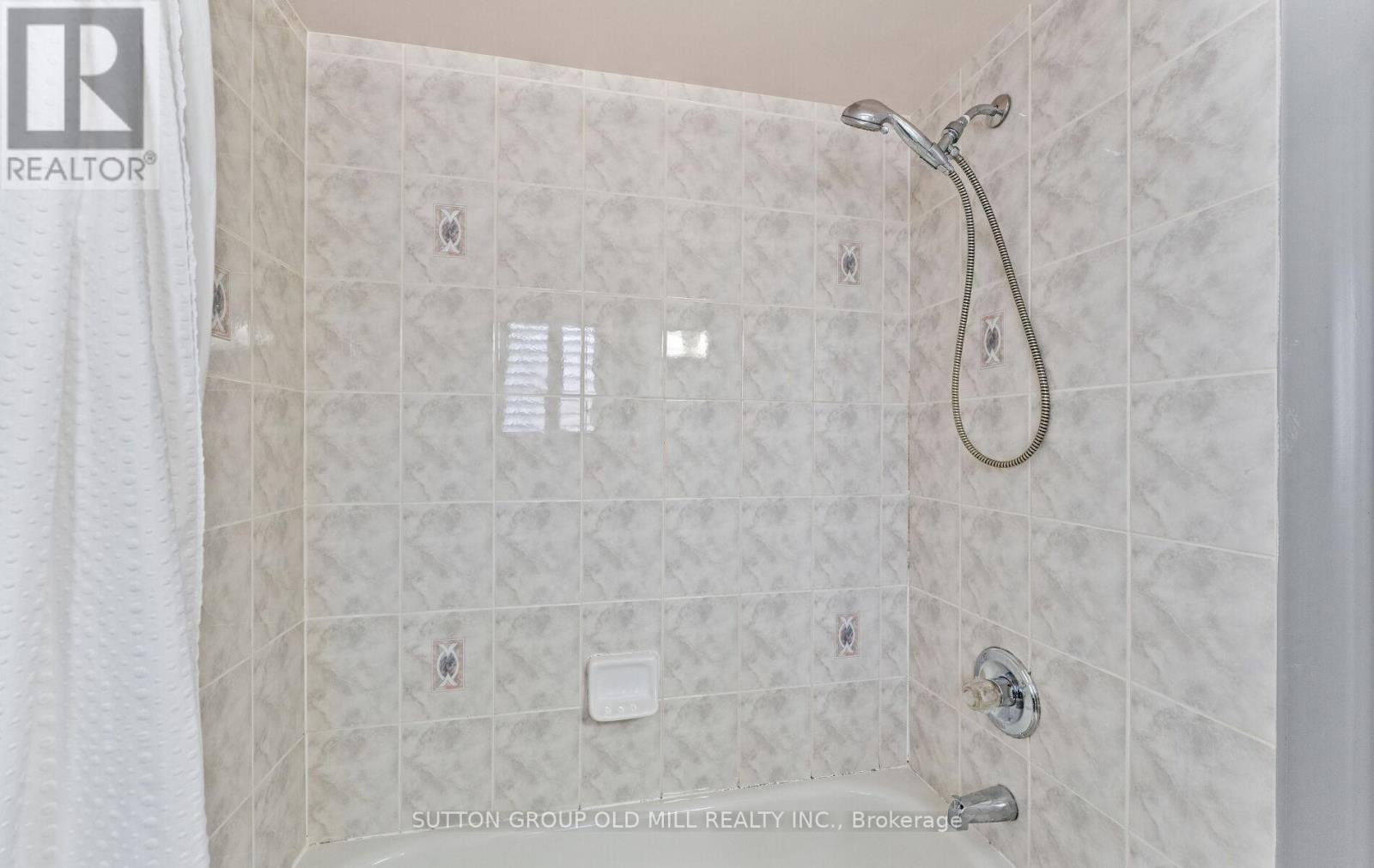 15 Katrina Court, Toronto, Ontario  M6L 3G3 - Photo 28 - W12901560