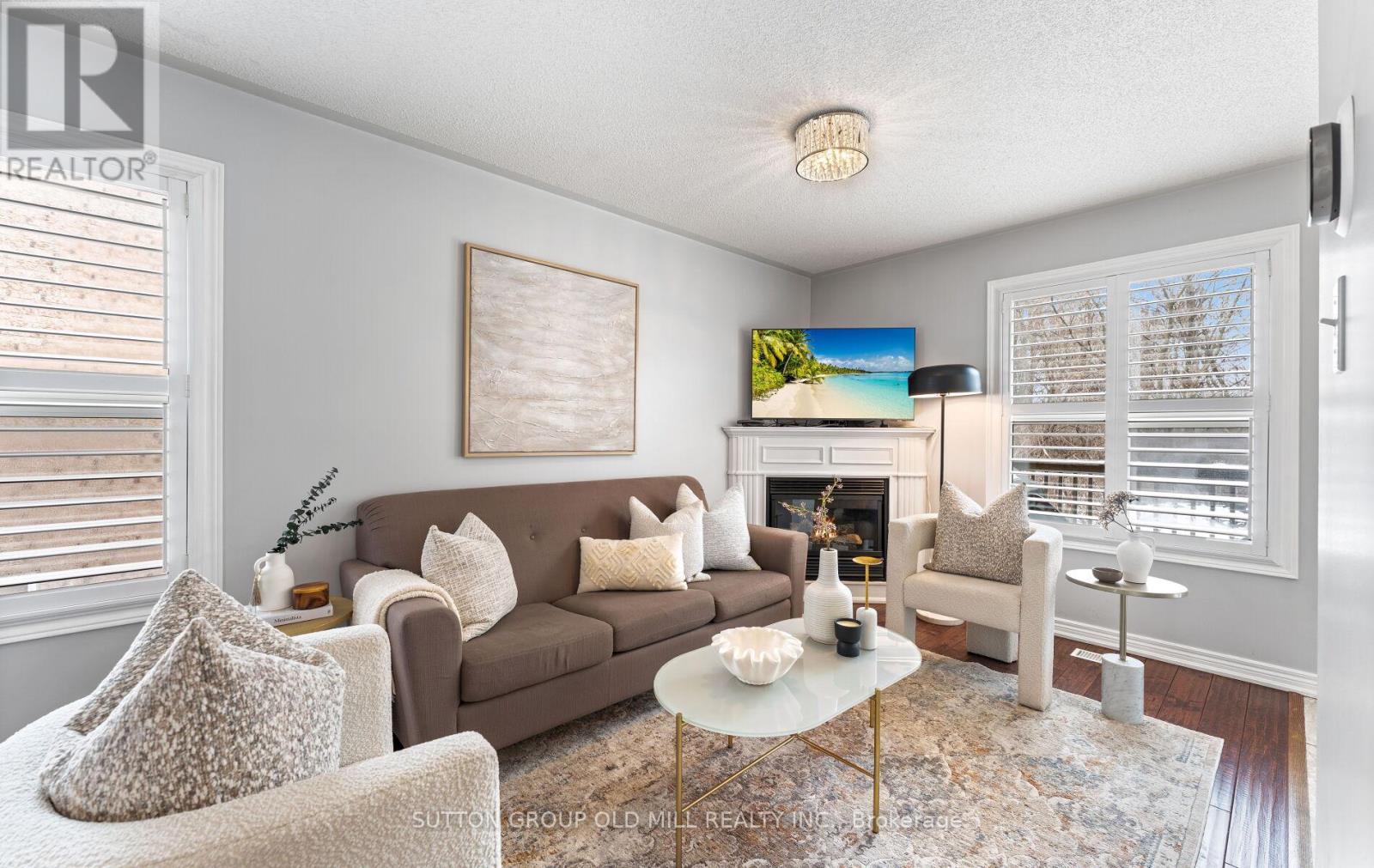 15 Katrina Court, Toronto, Ontario  M6L 3G3 - Photo 4 - W12901560