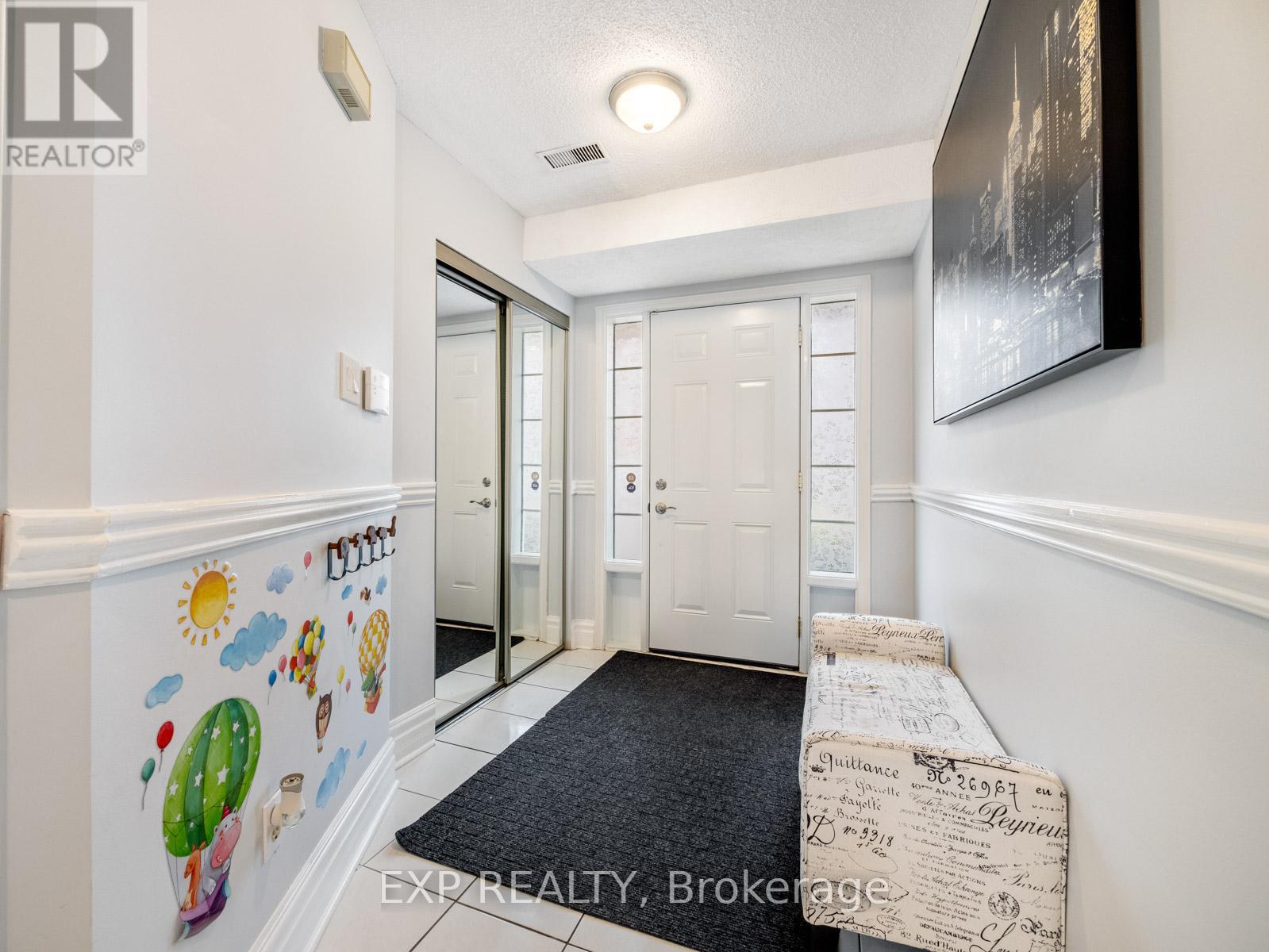 23 Stornwood Court, Brampton, Ontario  L6W 4H6 - Photo 4 - W12901634