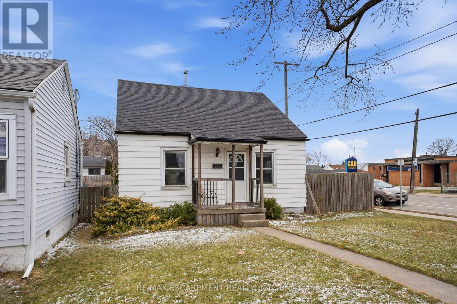 252 Ivon Avenue, Hamilton, Ontario  L8H 5T2 - Photo 2 - X12901578