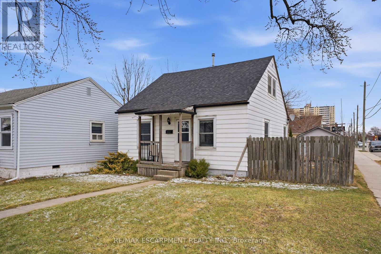 252 Ivon Avenue, Hamilton, Ontario  L8H 5T2 - Photo 4 - X12901578