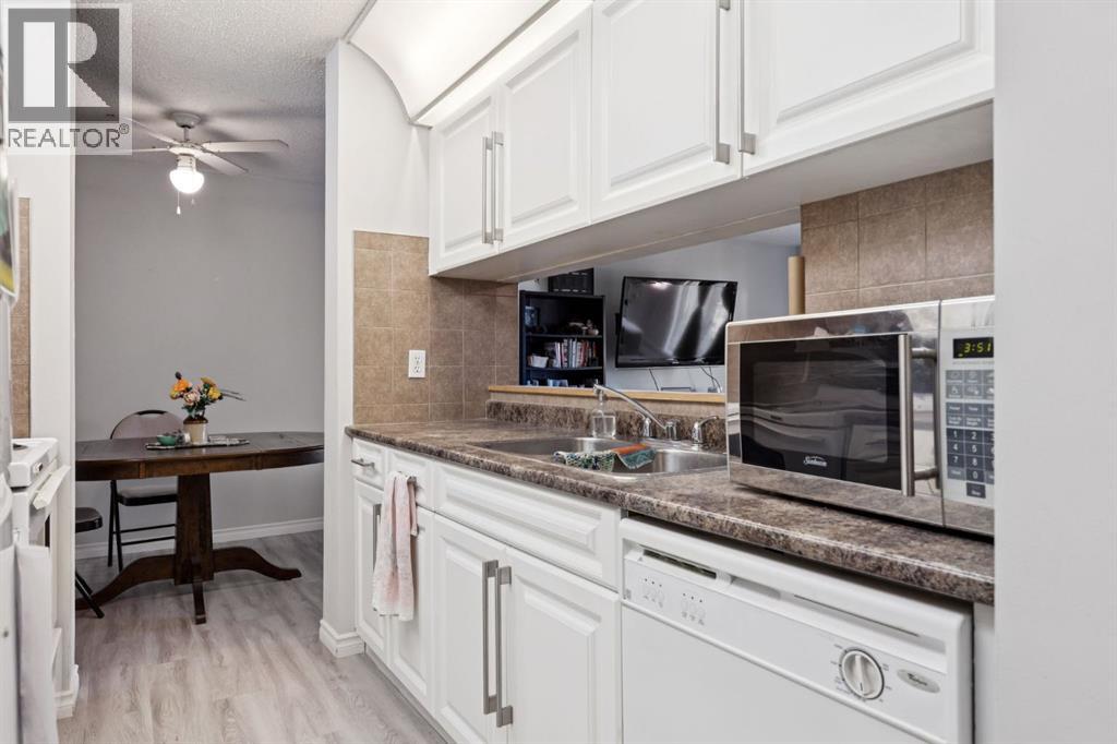 412, 11 Dover Point Se, Calgary, Alberta  T2B 3J8 - Photo 11 - A2291691