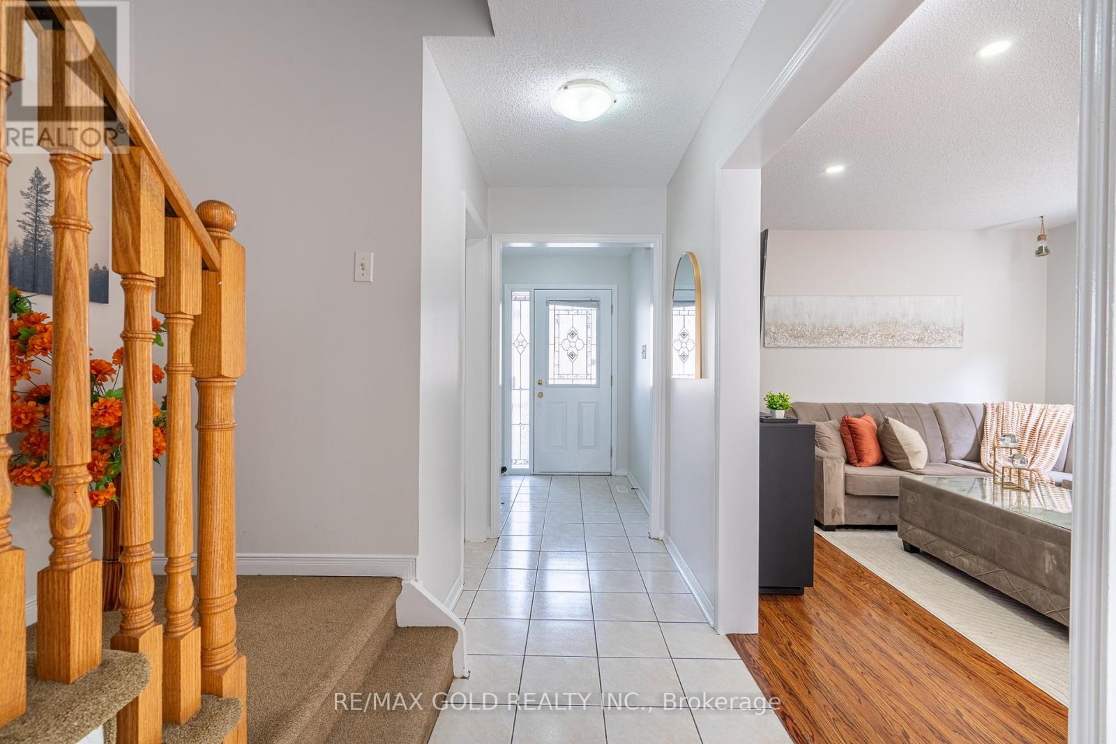 94 Bighorn Crescent, Brampton, Ontario  L6R 1G7 - Photo 5 - W12896550