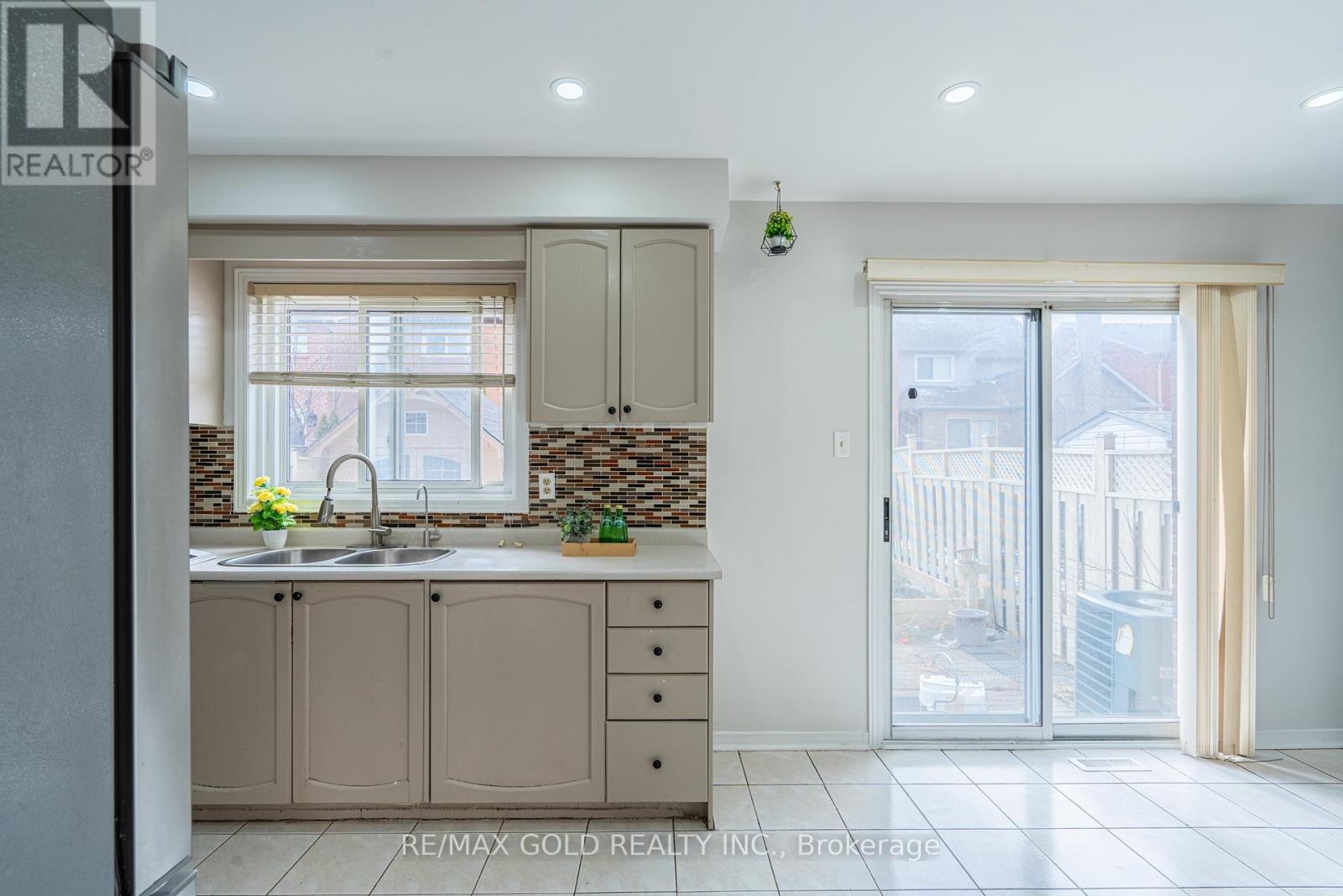 94 Bighorn Crescent, Brampton, Ontario  L6R 1G7 - Photo 16 - W12896550