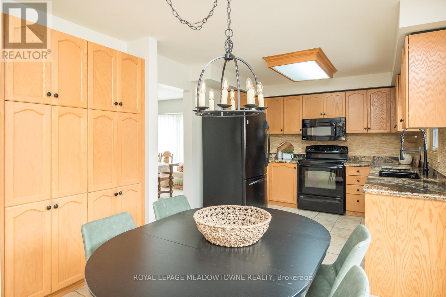 3215 Pinemeadow Drive, Burlington, Ontario  L7M 2N6 - Photo 16 - W12899048