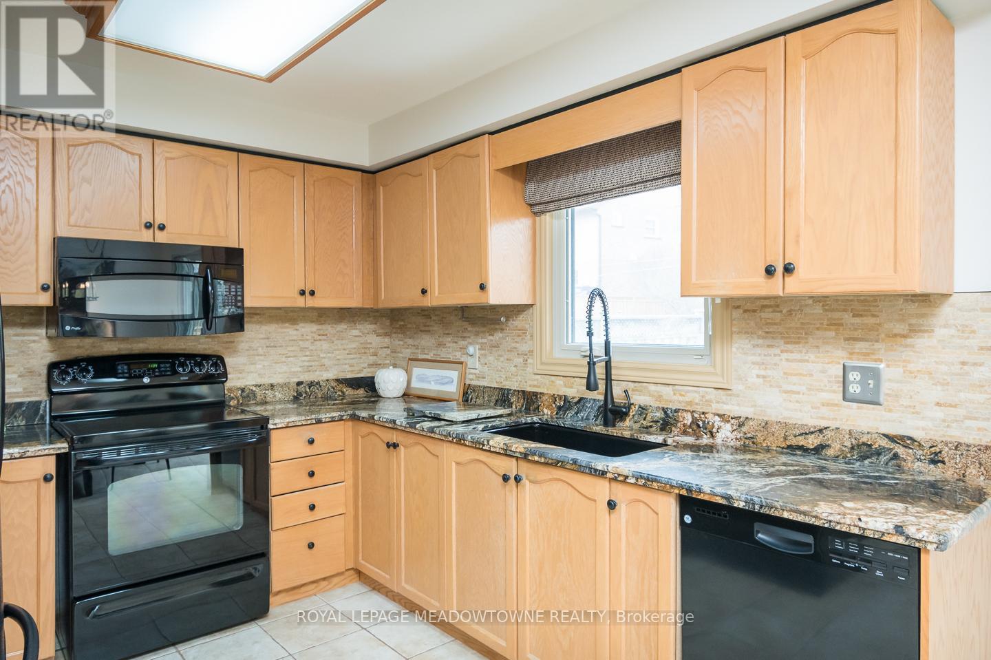 3215 Pinemeadow Drive, Burlington, Ontario  L7M 2N6 - Photo 17 - W12899048