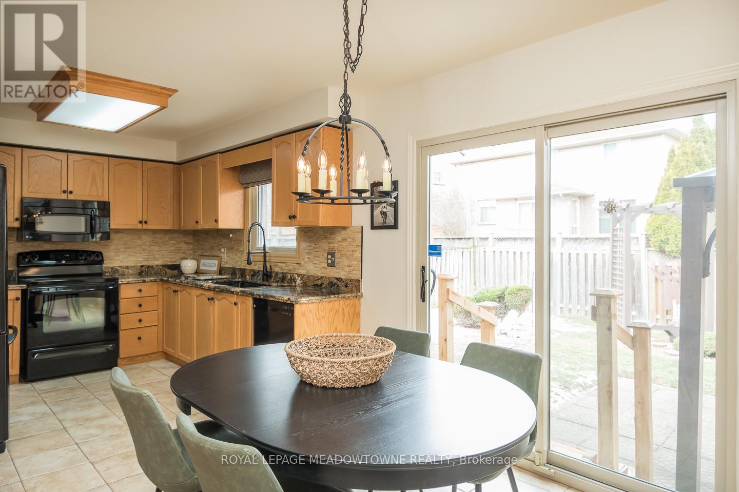 3215 Pinemeadow Drive, Burlington, Ontario  L7M 2N6 - Photo 15 - W12899048