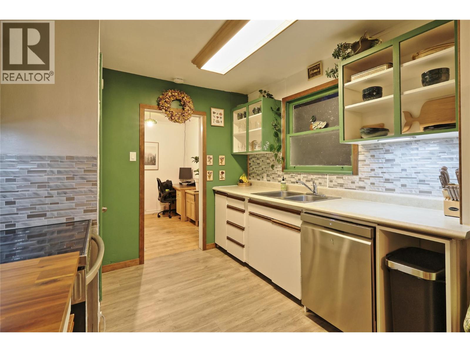 709 5th Avenue, Kimberley, British Columbia V1A 2T3 - Photo 5 - 10380012