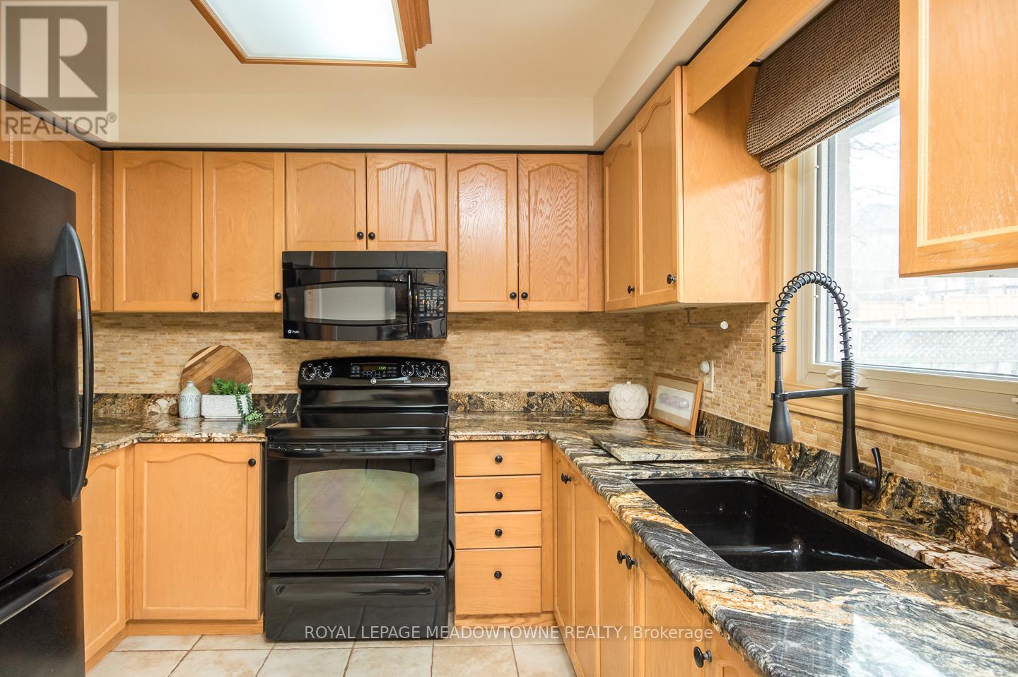 3215 Pinemeadow Drive, Burlington, Ontario  L7M 2N6 - Photo 18 - W12899048