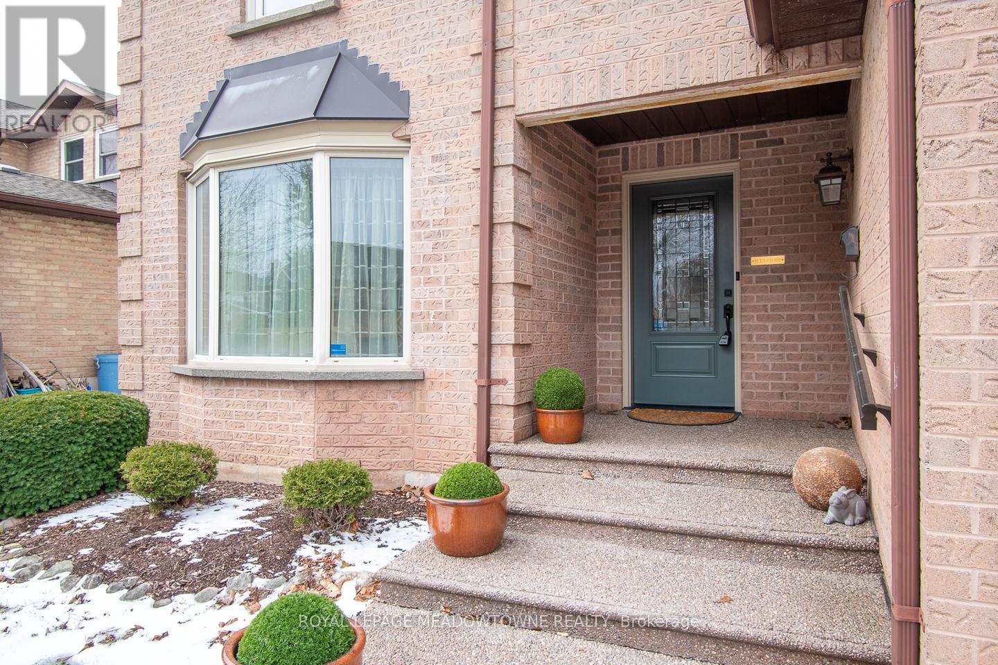 3215 Pinemeadow Drive, Burlington, Ontario  L7M 2N6 - Photo 3 - W12899048