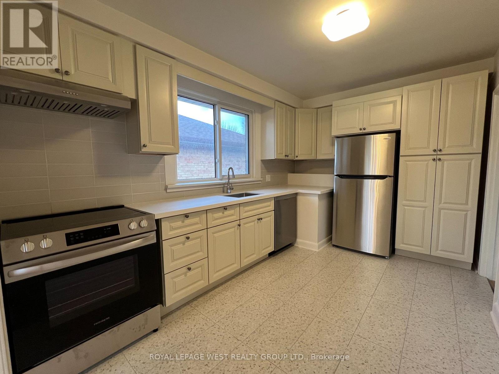 Upper - 51 Fairlin Drive, Toronto, Ontario  M9B 4J4 - Photo 18 - W12899090