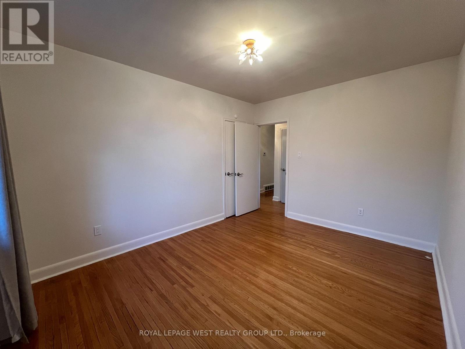 Upper - 51 Fairlin Drive, Toronto, Ontario  M9B 4J4 - Photo 11 - W12899090