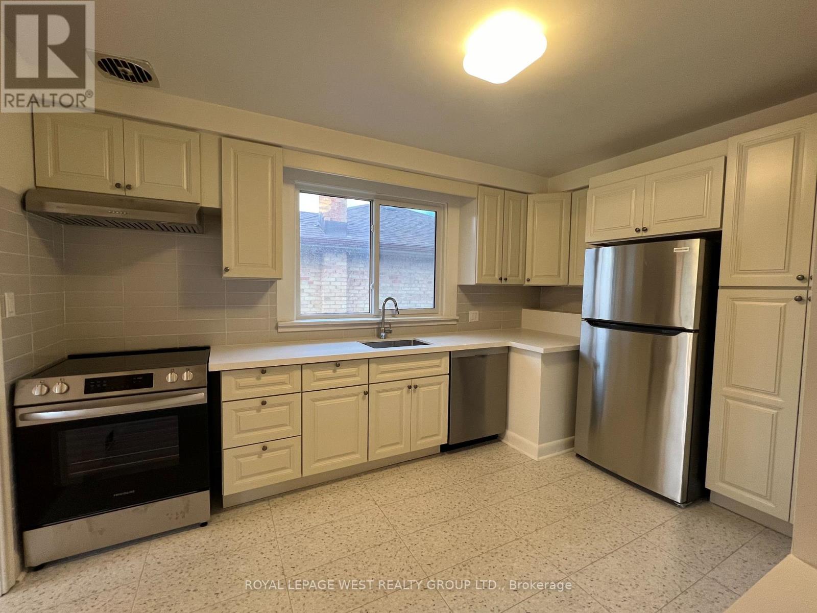 Upper - 51 Fairlin Drive, Toronto, Ontario  M9B 4J4 - Photo 19 - W12899090