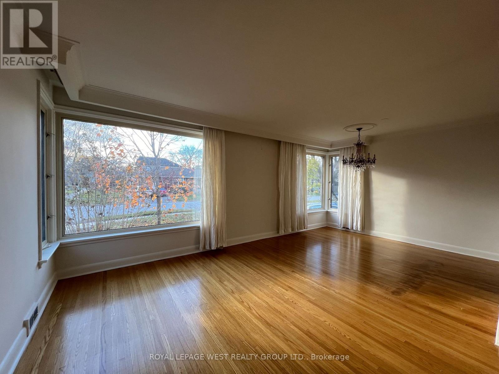 Upper - 51 Fairlin Drive, Toronto, Ontario  M9B 4J4 - Photo 4 - W12899090