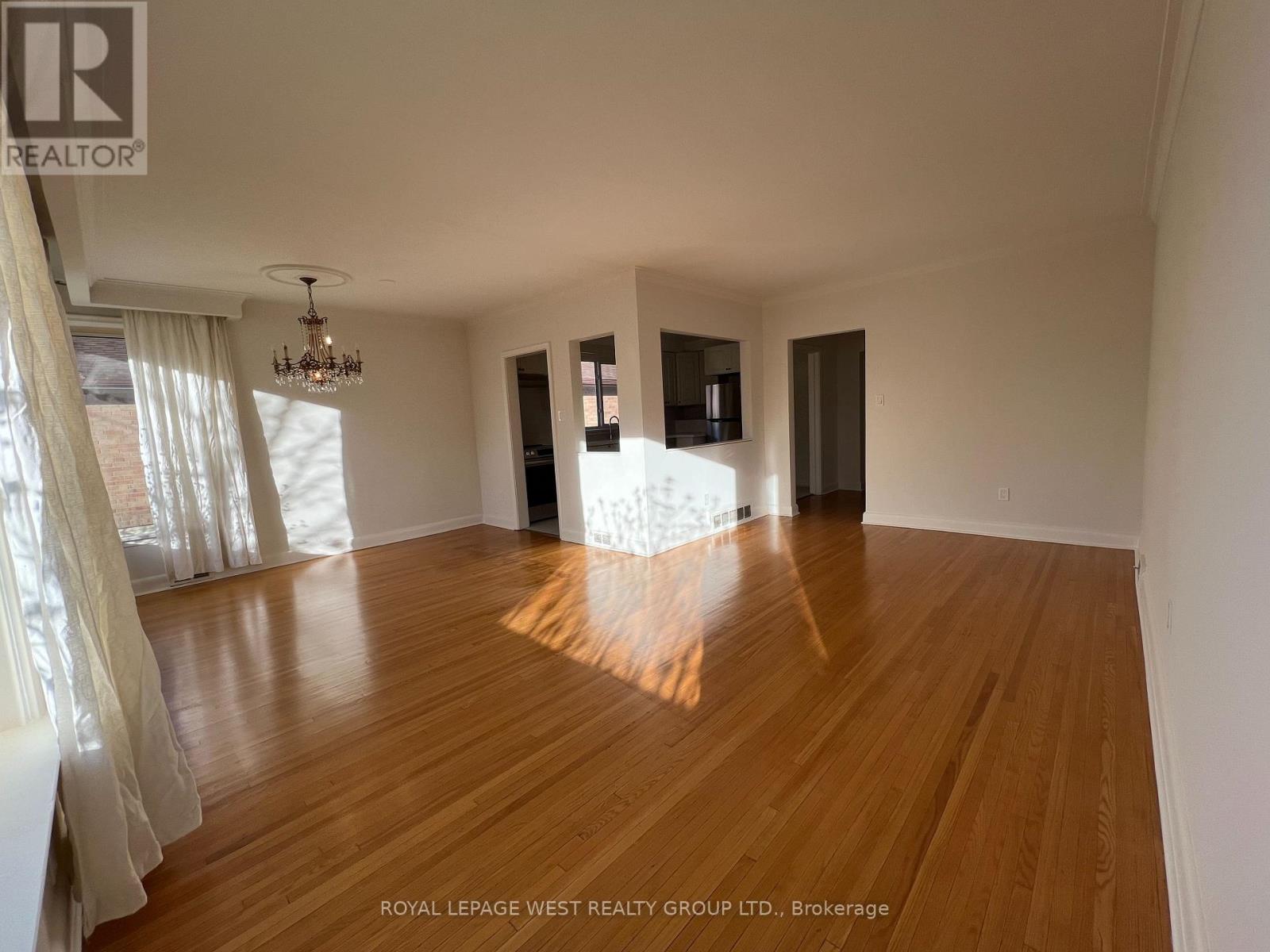 Upper - 51 Fairlin Drive, Toronto, Ontario  M9B 4J4 - Photo 6 - W12899090