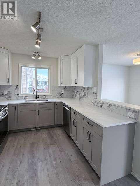 42 Somerside Place Sw, Calgary, Alberta T2Y 3V3 - Photo 4 - A2274942