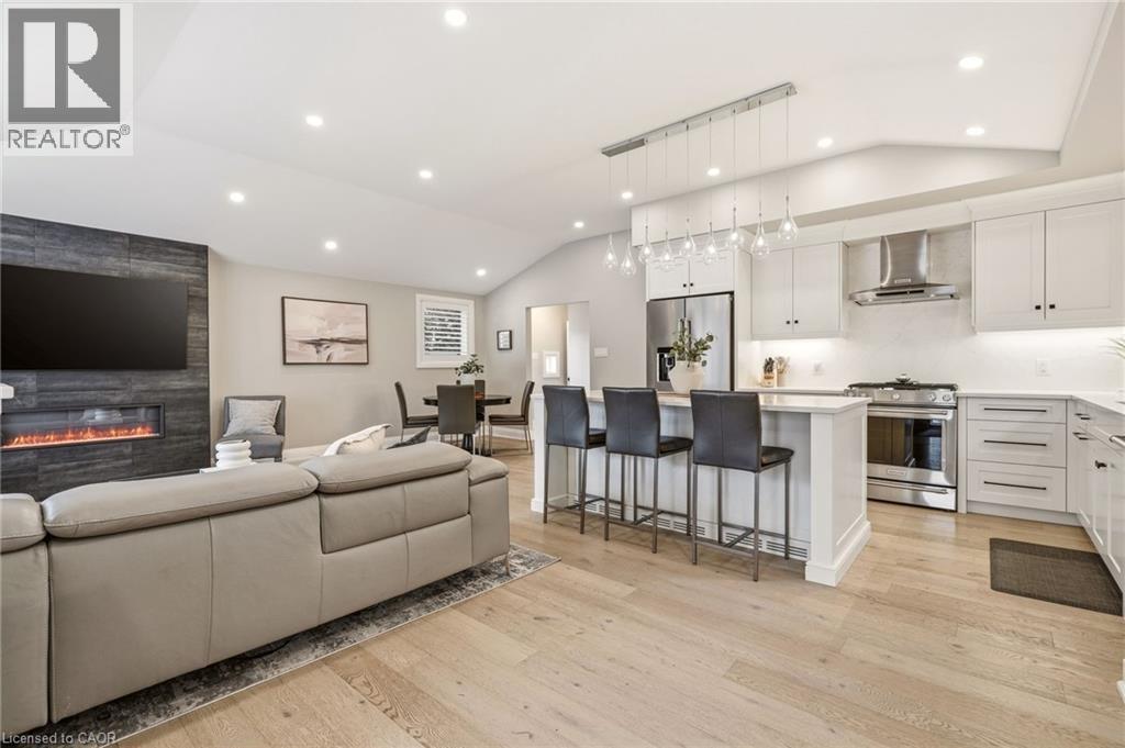 688 Mullin Way, Burlington, Ontario  L7L 4J7 - Photo 4 - 40811350