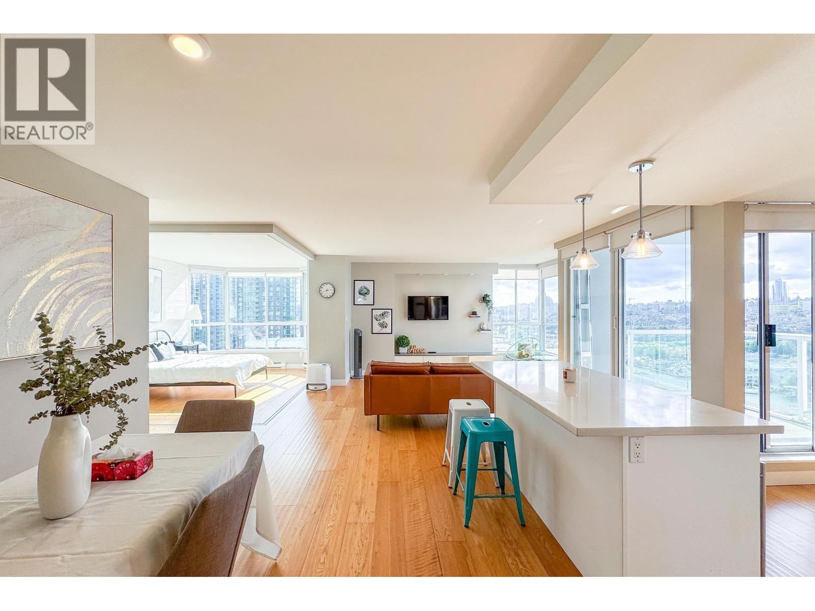 2207 1500 Howe Street, Vancouver, British Columbia  V6Z 2N1 - Photo 2 - R3091372