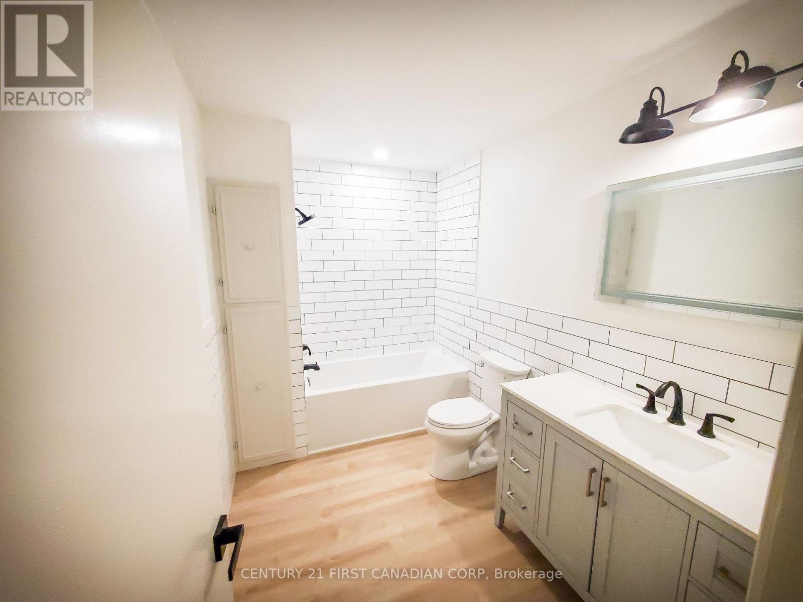 Upper - 29 Ford Crescent, London North, Ontario  N6G 1H8 - Photo 11 - X12901718