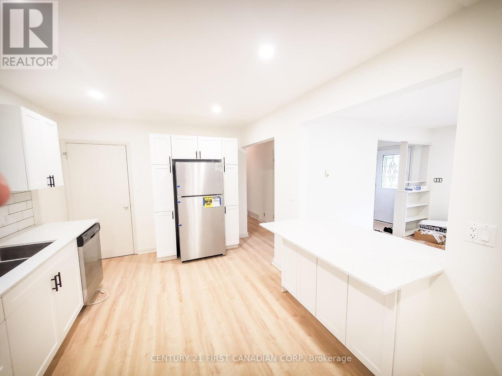 Upper - 29 Ford Crescent, London North, Ontario  N6G 1H8 - Photo 9 - X12901718