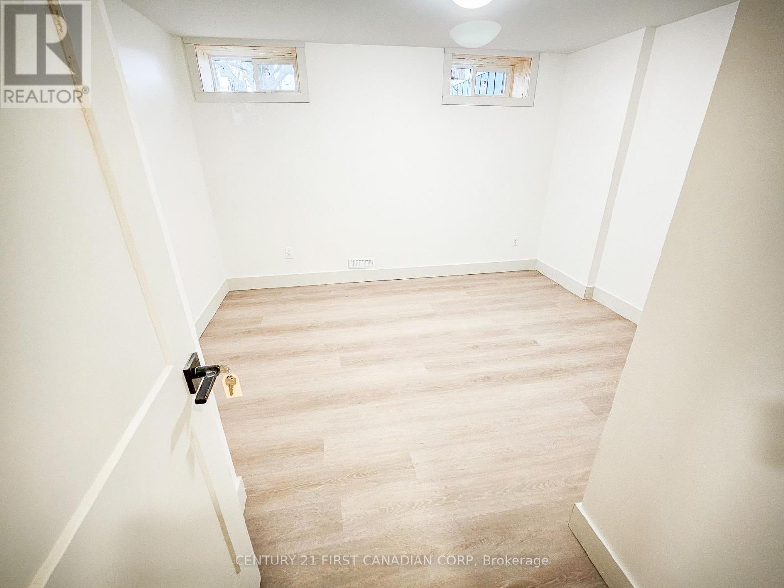 Lower - 29 Ford Crescent, London North, Ontario  N6G 1H8 - Photo 11 - X12901720