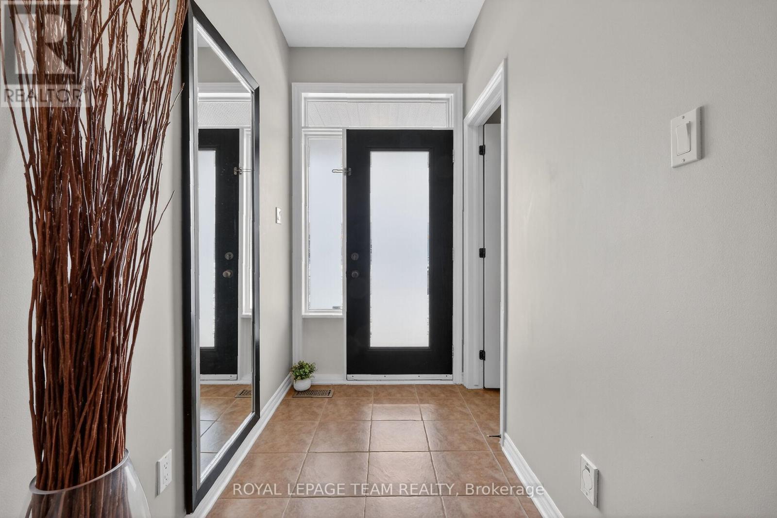 100 Shepody Circle, Ottawa, Ontario  K1T 4H9 - Photo 3 - X12901736