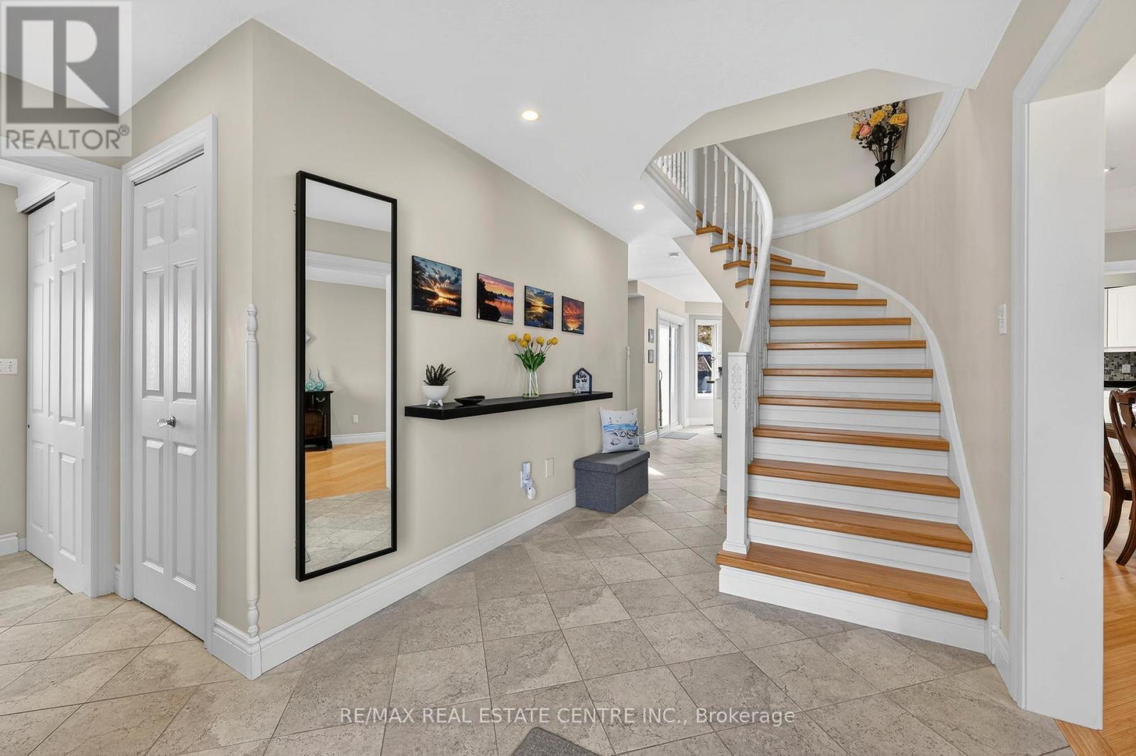 205 Walsh Crescent, Orangeville, Ontario  L9W 4T2 - Photo 5 - W12901694