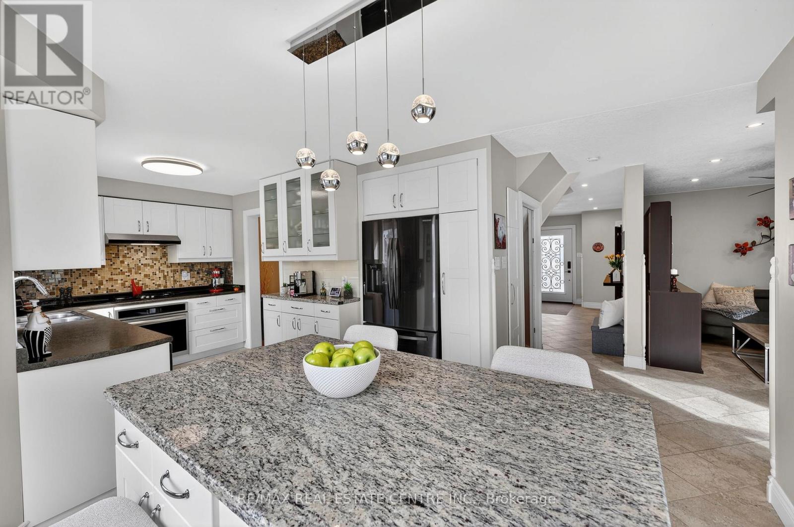 205 Walsh Crescent, Orangeville, Ontario  L9W 4T2 - Photo 7 - W12901694