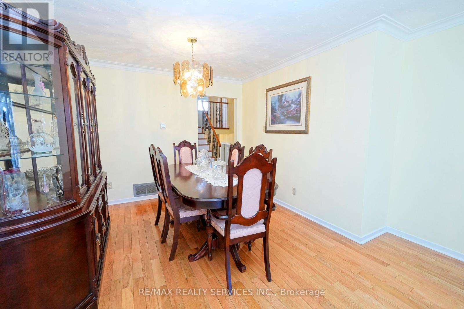 8 Cheryl Court, Brampton, Ontario  L6V 3C2 - Photo 10 - W12901726