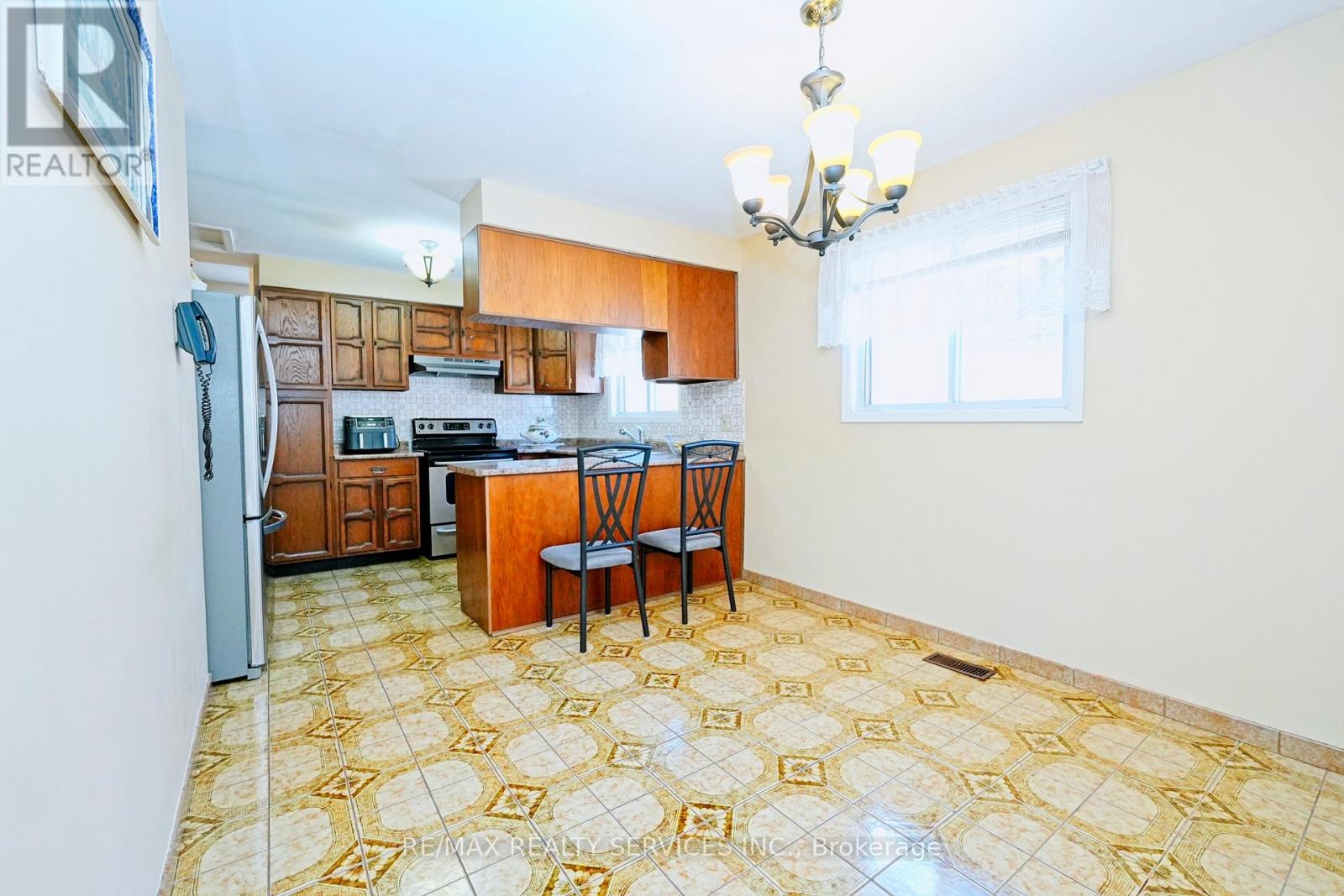 8 Cheryl Court, Brampton, Ontario  L6V 3C2 - Photo 11 - W12901726