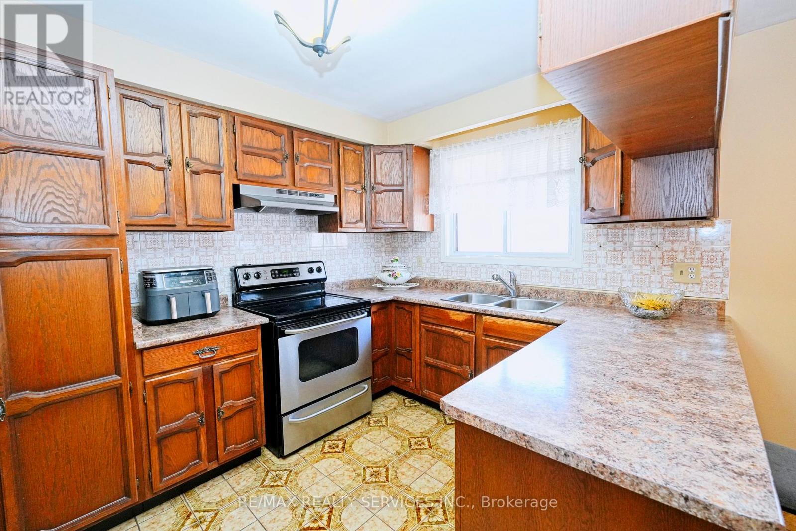 8 Cheryl Court, Brampton, Ontario  L6V 3C2 - Photo 12 - W12901726