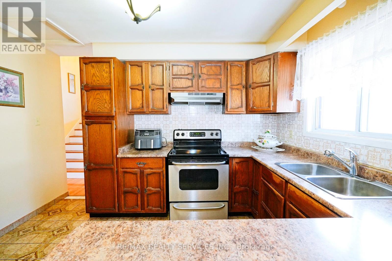 8 Cheryl Court, Brampton, Ontario  L6V 3C2 - Photo 13 - W12901726