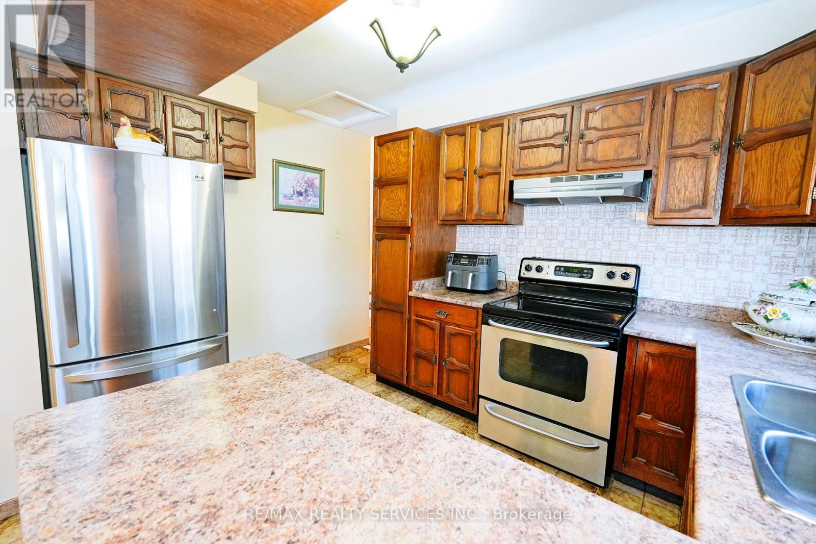 8 Cheryl Court, Brampton, Ontario  L6V 3C2 - Photo 14 - W12901726