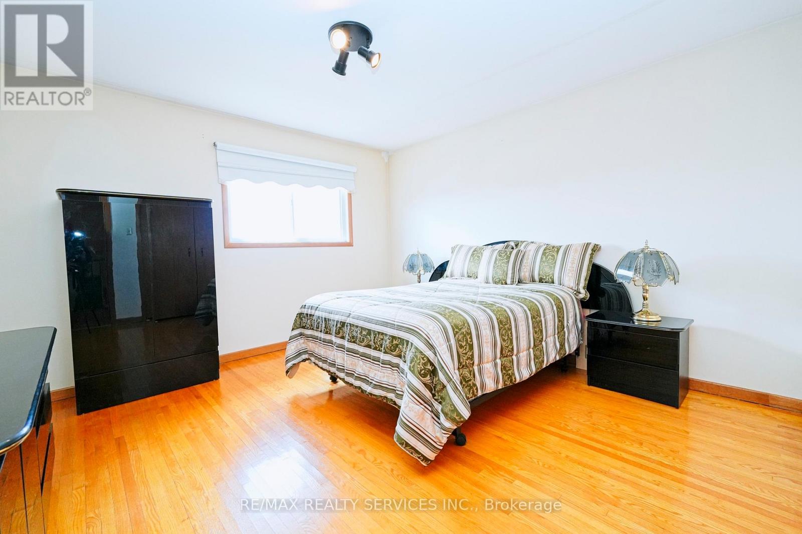 8 Cheryl Court, Brampton, Ontario  L6V 3C2 - Photo 16 - W12901726